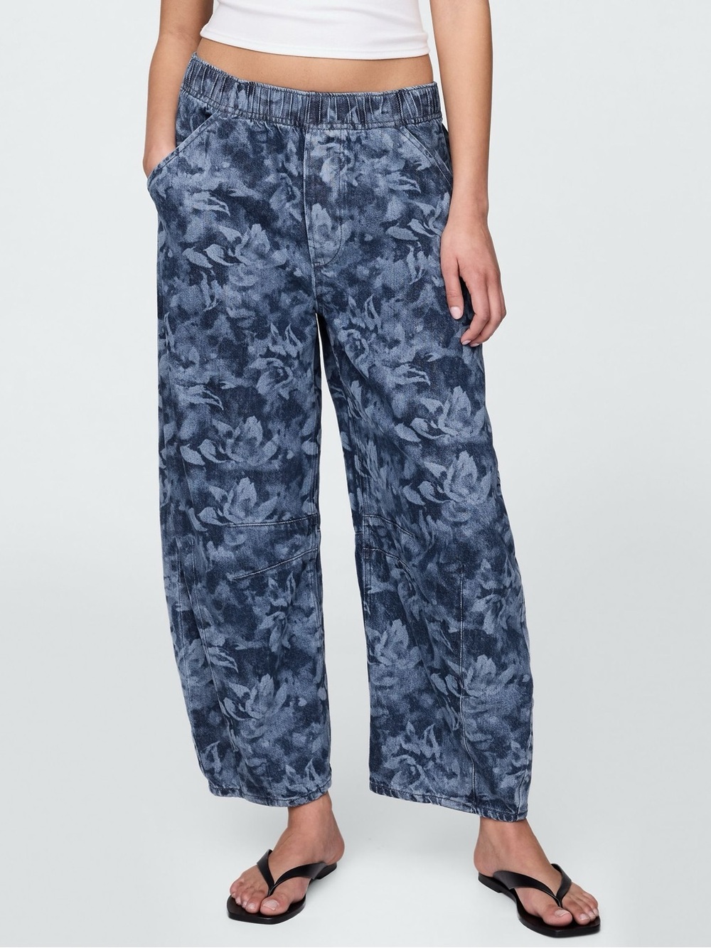 GAP Blue Floral Easy Horseshoe Barrel Leg Jeans Medium Petite - Picture 2 of 11